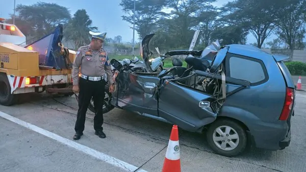 Sebuah Mobil Avanza Menabrak Truk Hingga Hancur Dua Penumpang Tewas