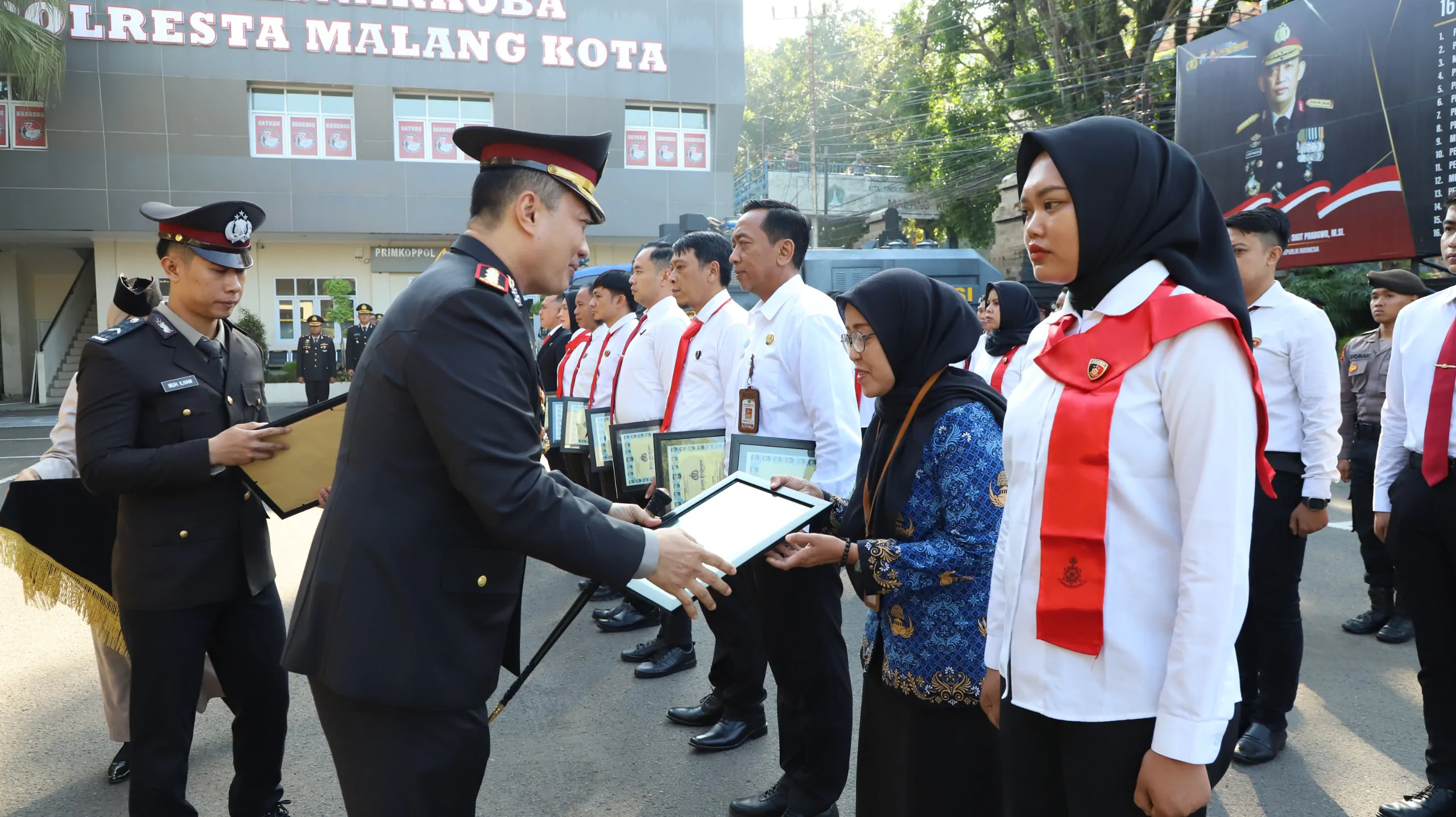 Kapolrestabes Surabaya Terima Penghargaan di HJKS ke-732 Wujud Dedikasi Jogo Suroboyo