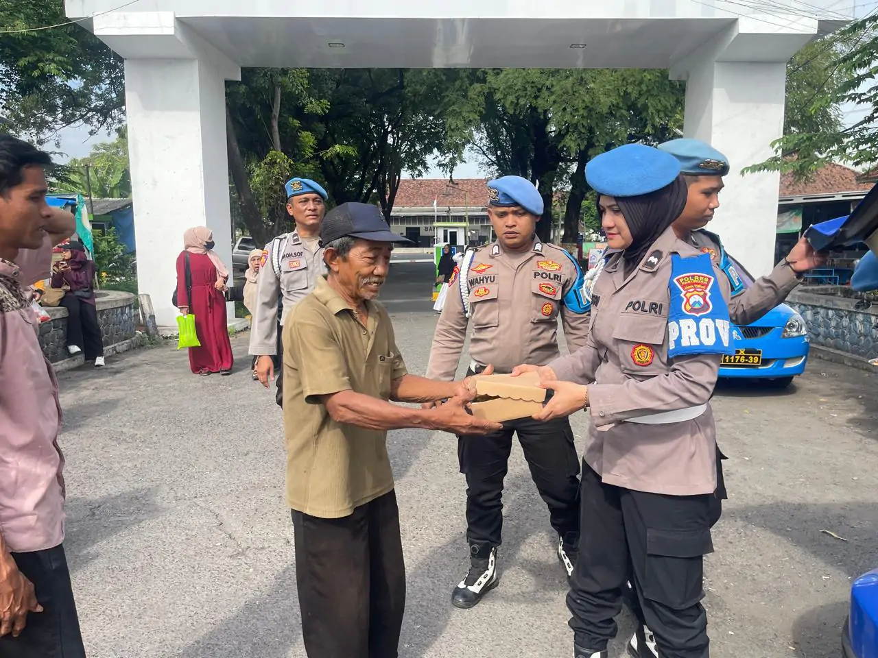 Propam Polres Pasuruan Gelar Baksos Pembagian Nasi Kotak Jelang Hari Bhayangkara