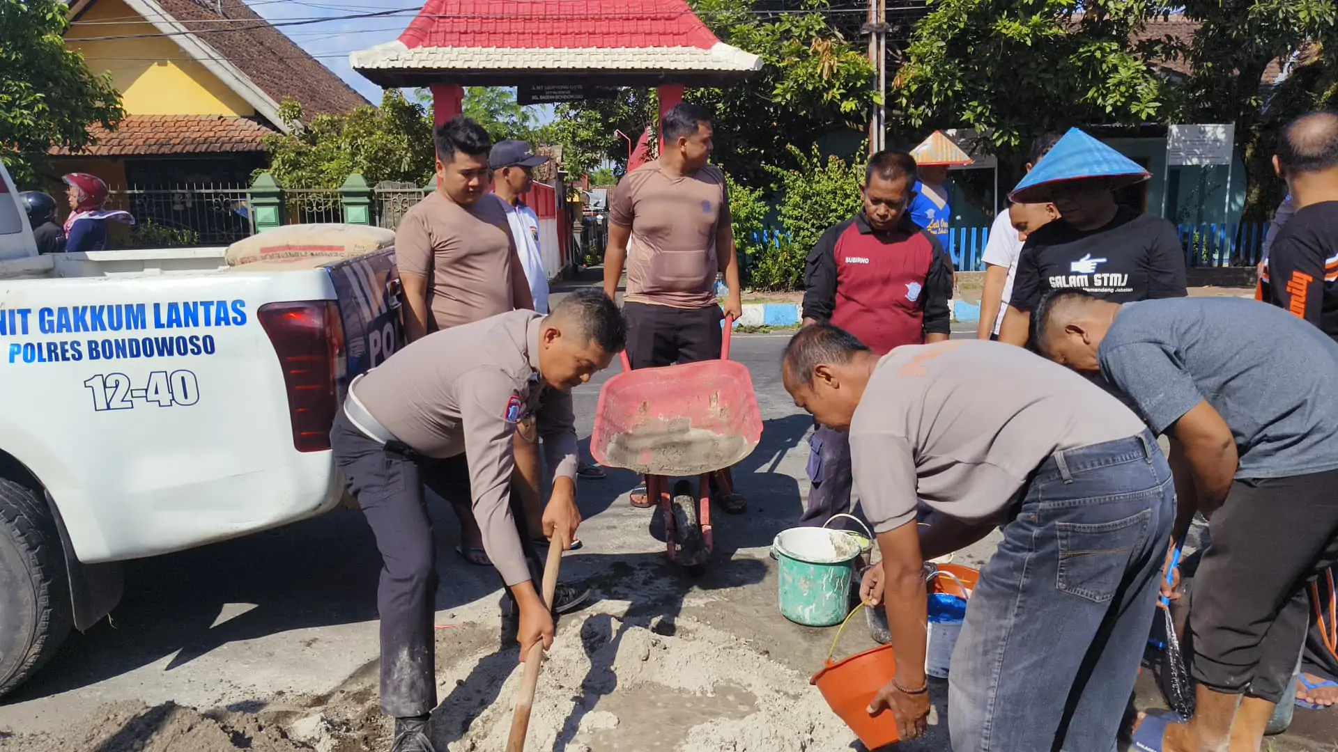 Minimalisir Laka Lantas Polres Bondowoso Tambal Jalan Berlubang: Bakti Polri di Hari Bhayangkara ke – 79