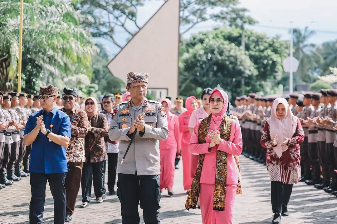 Kunjungi SMADATARA, Kapolda Jatim : ‘Negara Maju adalah Negara yang Diisi Generasi Disiplin dan Berkarakter’