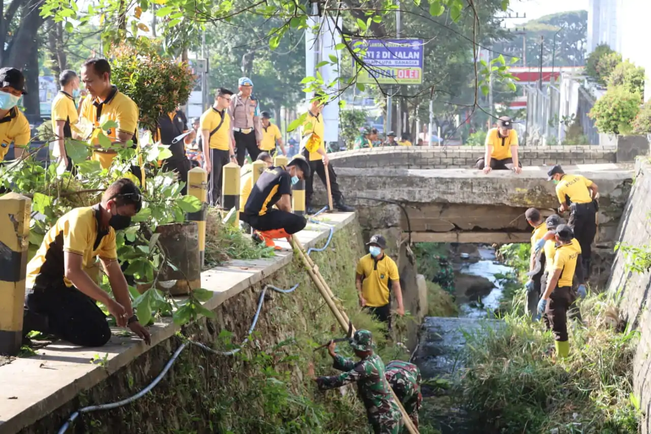 Sinergitas Polres Batu dan TNI di Hari Bhayangkara ke – 79, Peduli Lingkungan Bersihkan Sungai