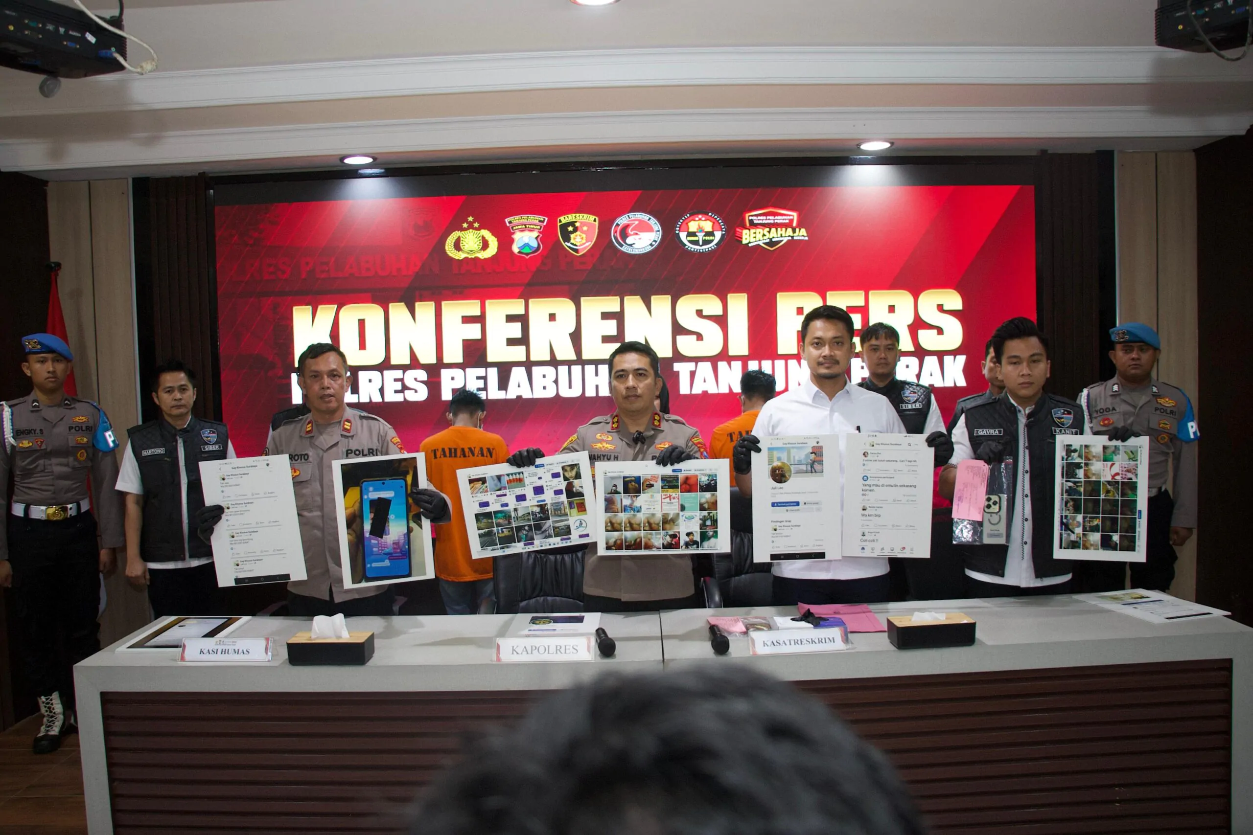 Polres Pelabuhan Tanjungperak Amankan 2 Tersangka Admin Grup Facebook “Gay Khusus Surabaya” Sebar Konten Asusila