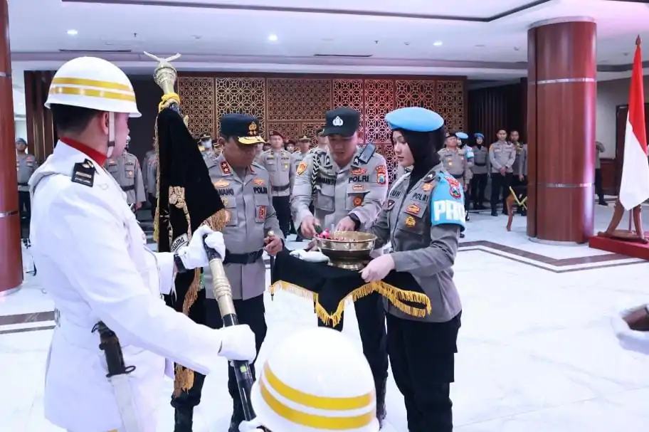 Kapolda Jatim Pimpin Upacara Pemuliaan Nilai Luhur Tribrata Pataka Polda Jatim ‘Tan Hana Dharma Mangrwa’