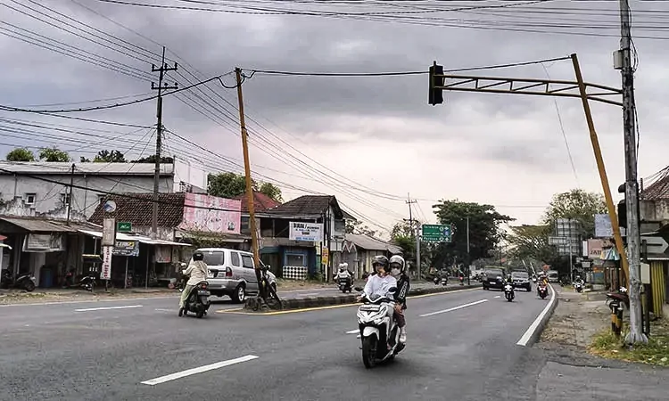 Tiang Traffic Light di Simpang Jetak Pandaan Miring, Warga Resah – Dishub Siap Tindaklanjuti
