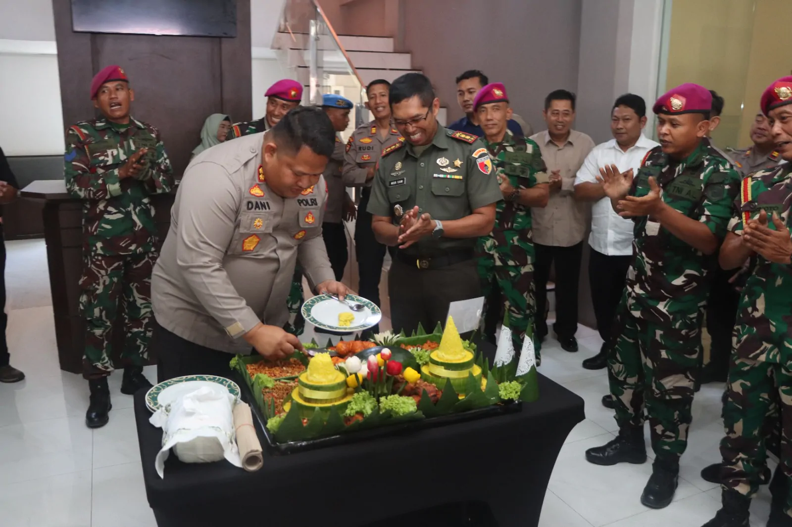 Hadiah HUT Bhayangkara ke-79, TNI Berikan Kejutan Tumpeng Kepada Kapolres Pasuruan