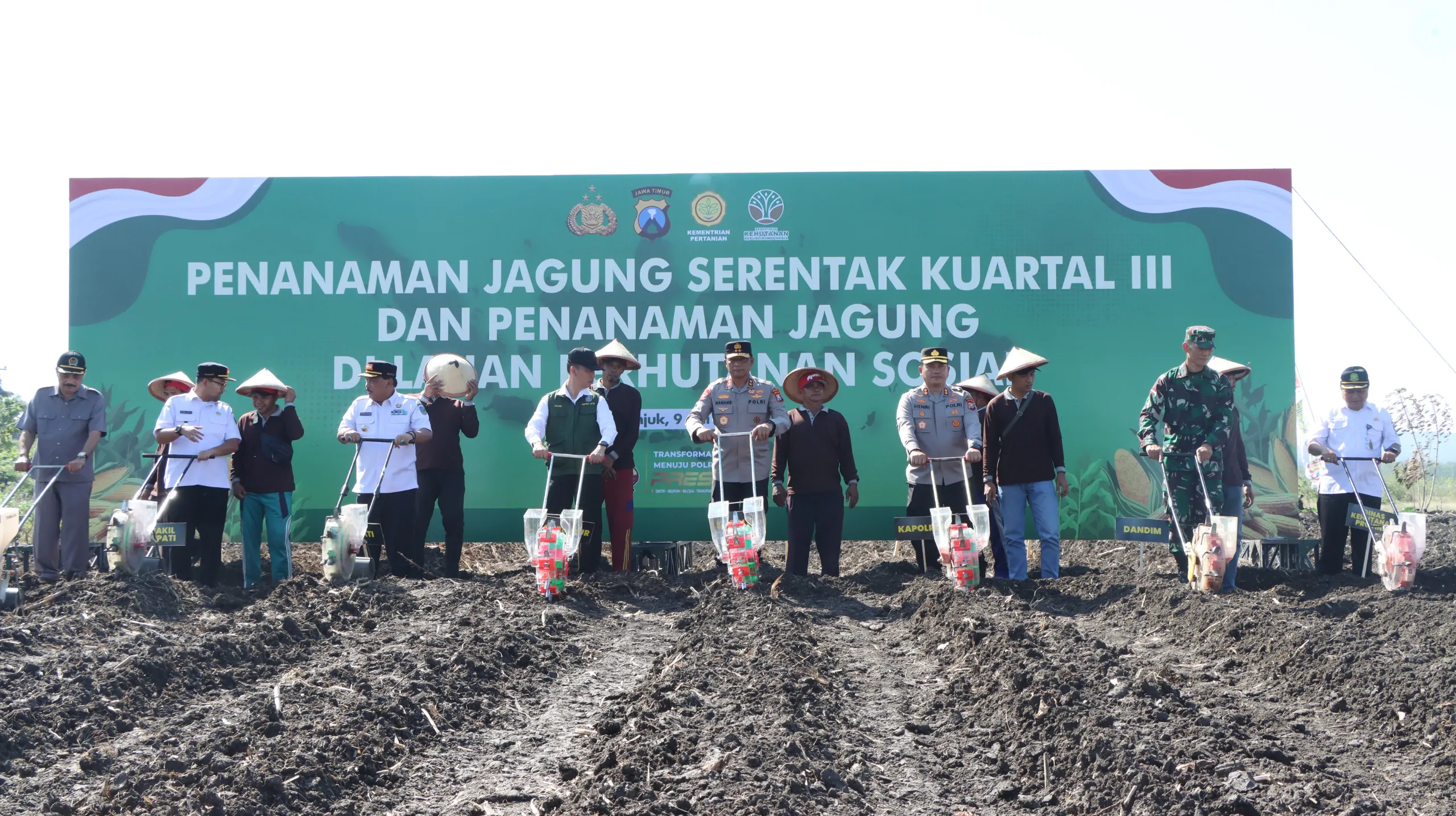 Kapolda Jatim Pimpin Penanaman Jagung Serentak di Nganjuk, Dukung Target Nasional 10 Juta Ton