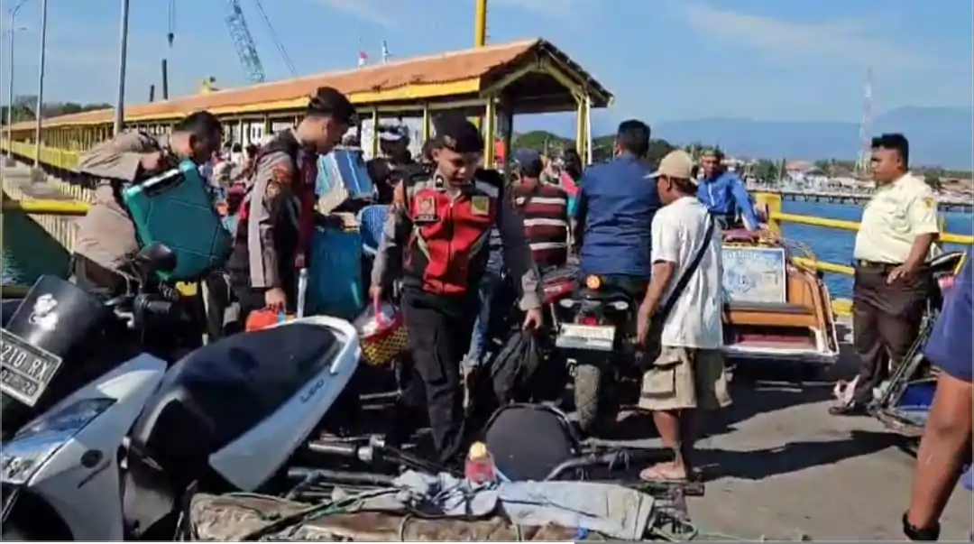 Polri Untuk Masyarakat : Polres Situbondo Patroli di Pelabuhan Jangkar Bantu Penumpang Kapal