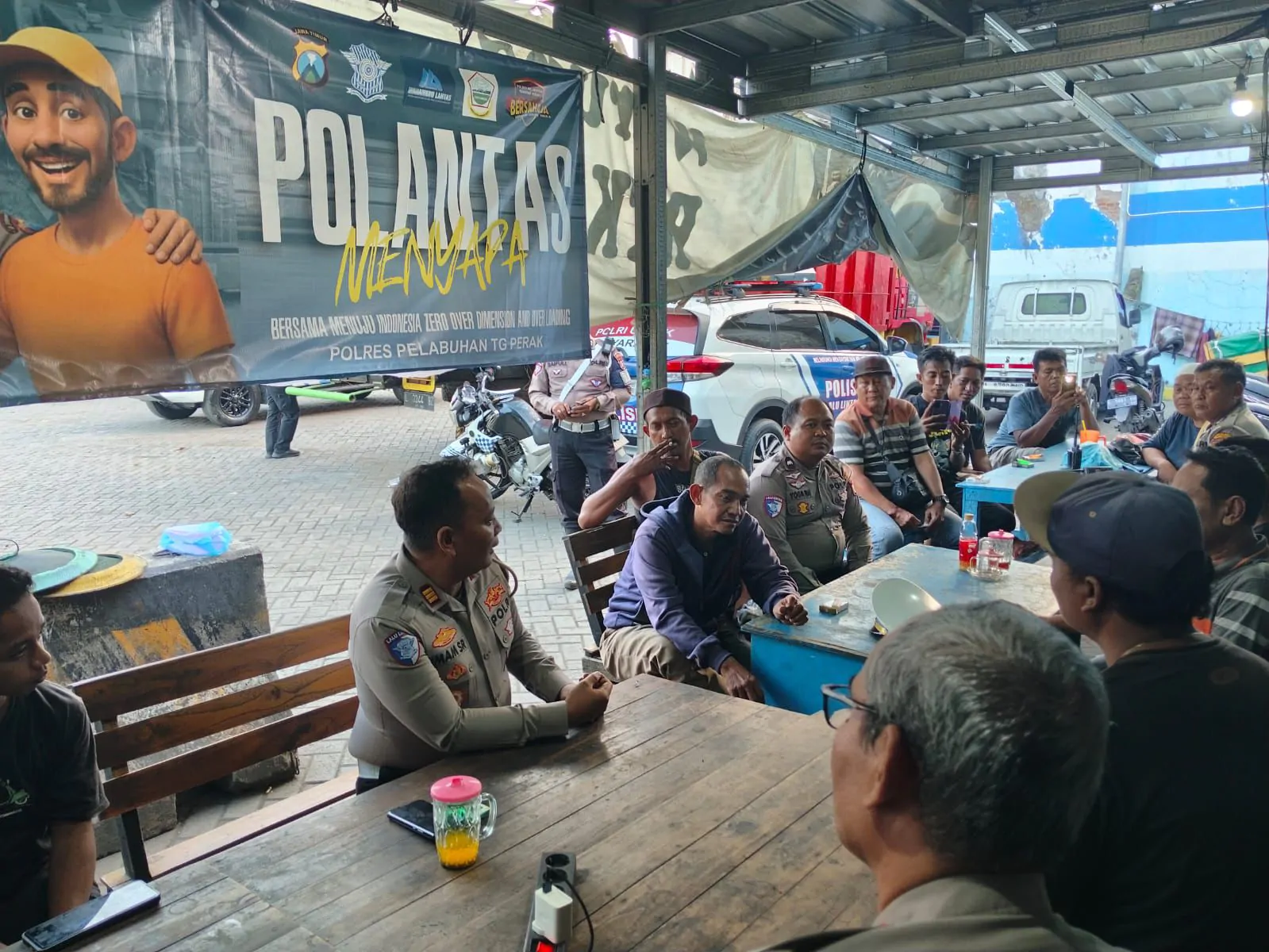 Jelang Operasi Patuh Semeru 2025 Polres Pelabuhan Tanjungperak Ngopi Bareng Para Sopir Truk Tekankan Kesadaran Kolektif