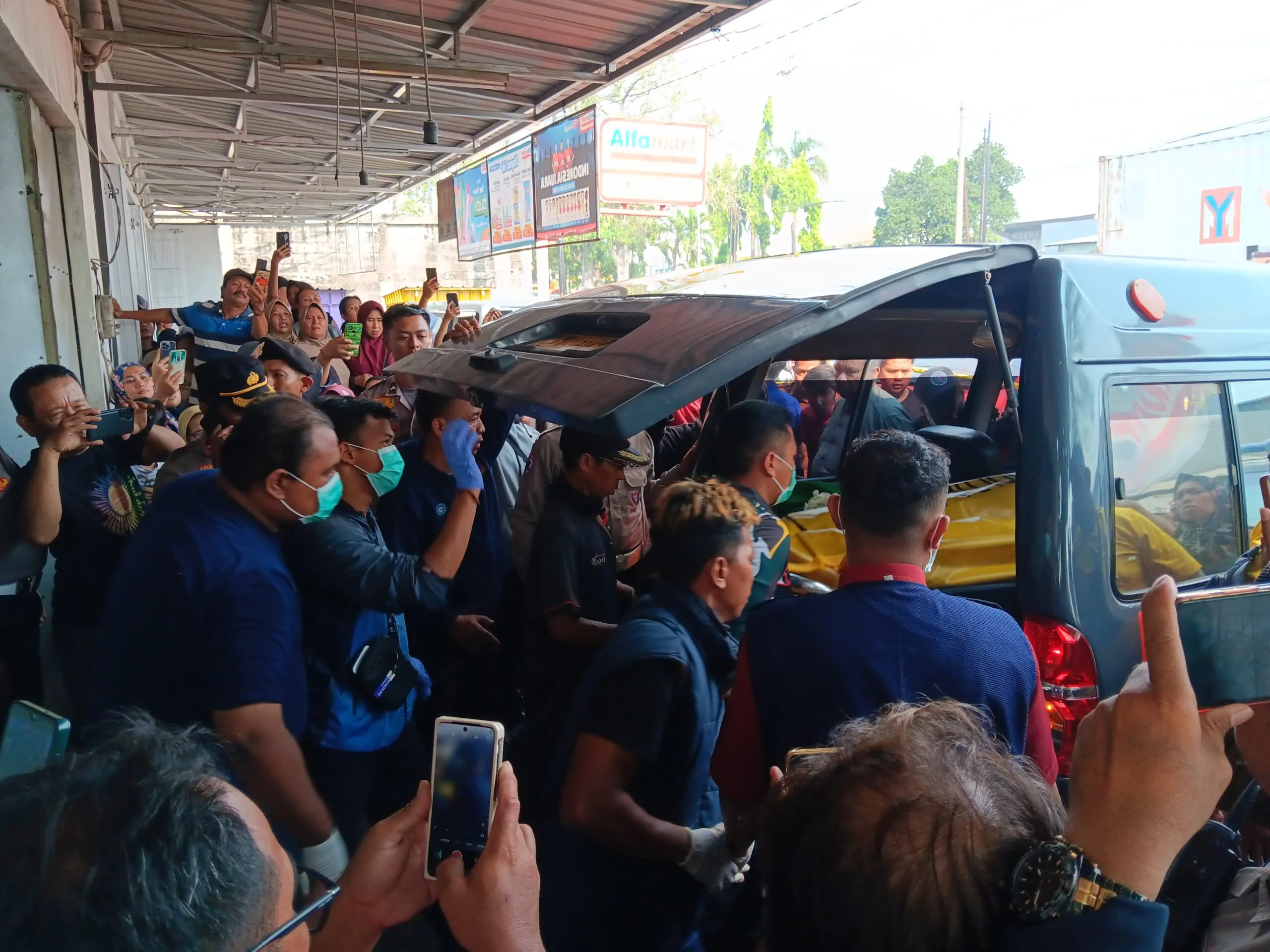 Warga Tempel Gempol Geger, Seorang Perempuan Ditemukan Tewas Bersimbah Darah di Gudang.