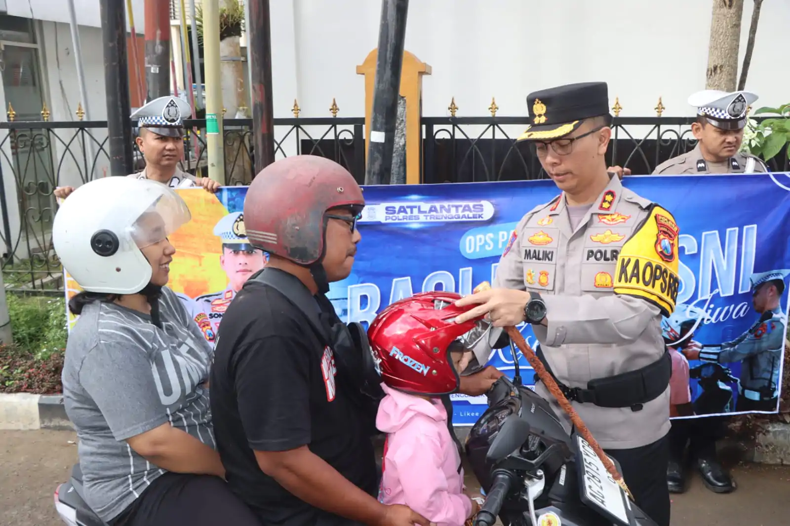 Hari Pertama Operasi Patuh Semeru 2025 Polres Trenggalek Bagi – bagi Helm Gratis