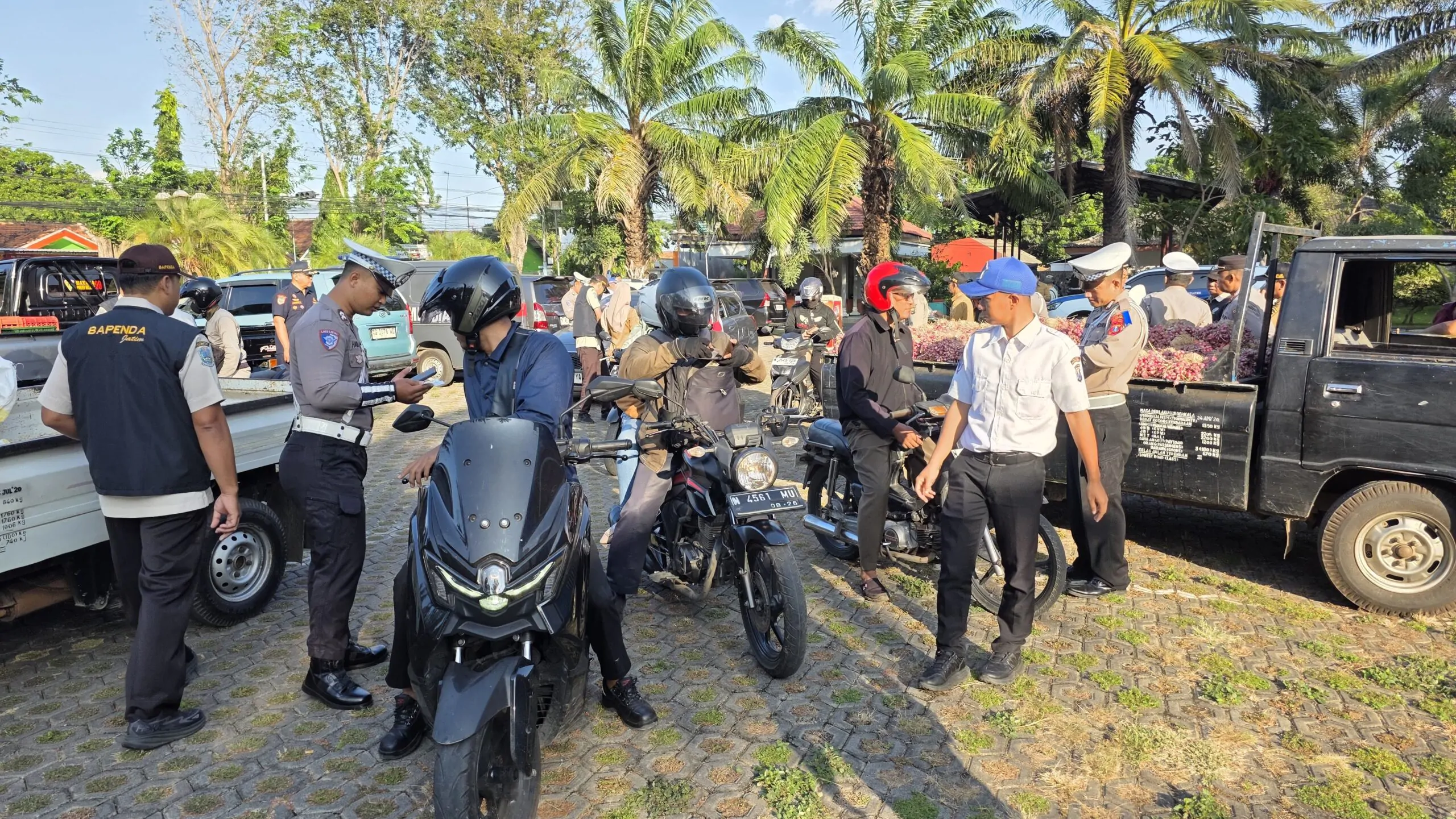 Operasi Patuh Semeru 2025 Polres Probolinggo Beri Hadiah Bagi Pengendara yang Tertib Lalu Lintas