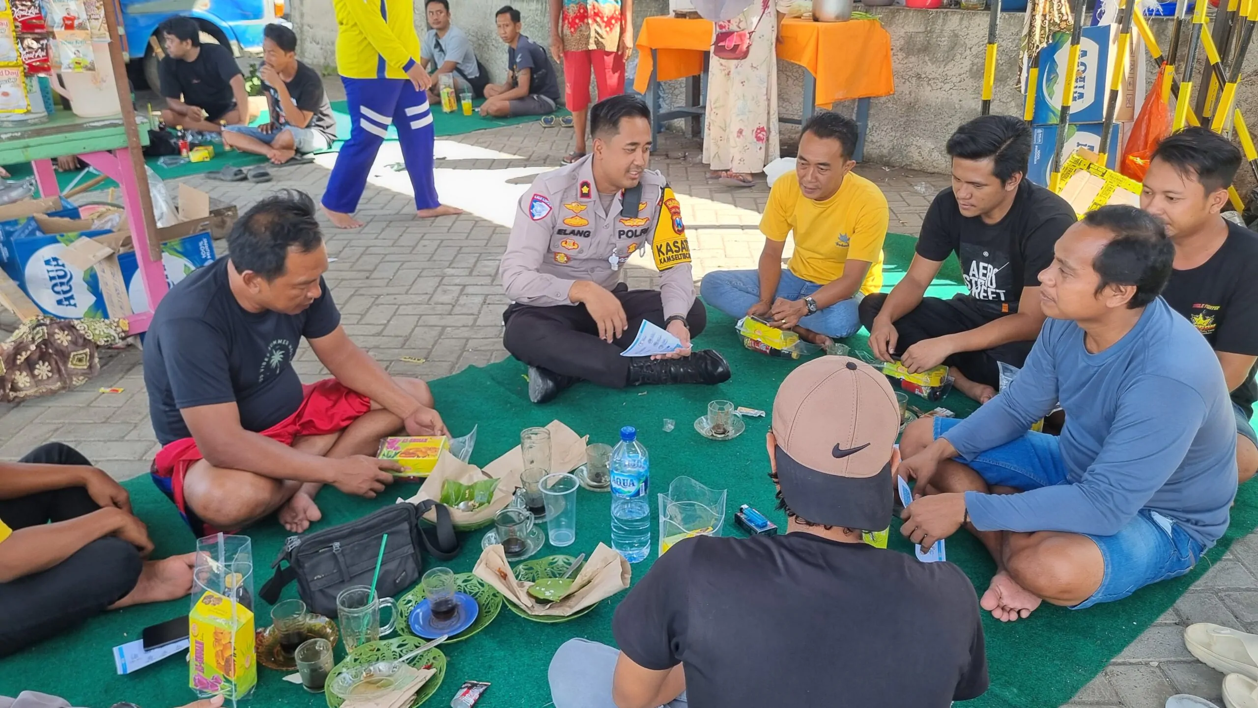 Ngopi Bareng Sopir, Polisi Sosialisasikan Operasi Patuh Semeru dan ODOL di Banyuwangi
