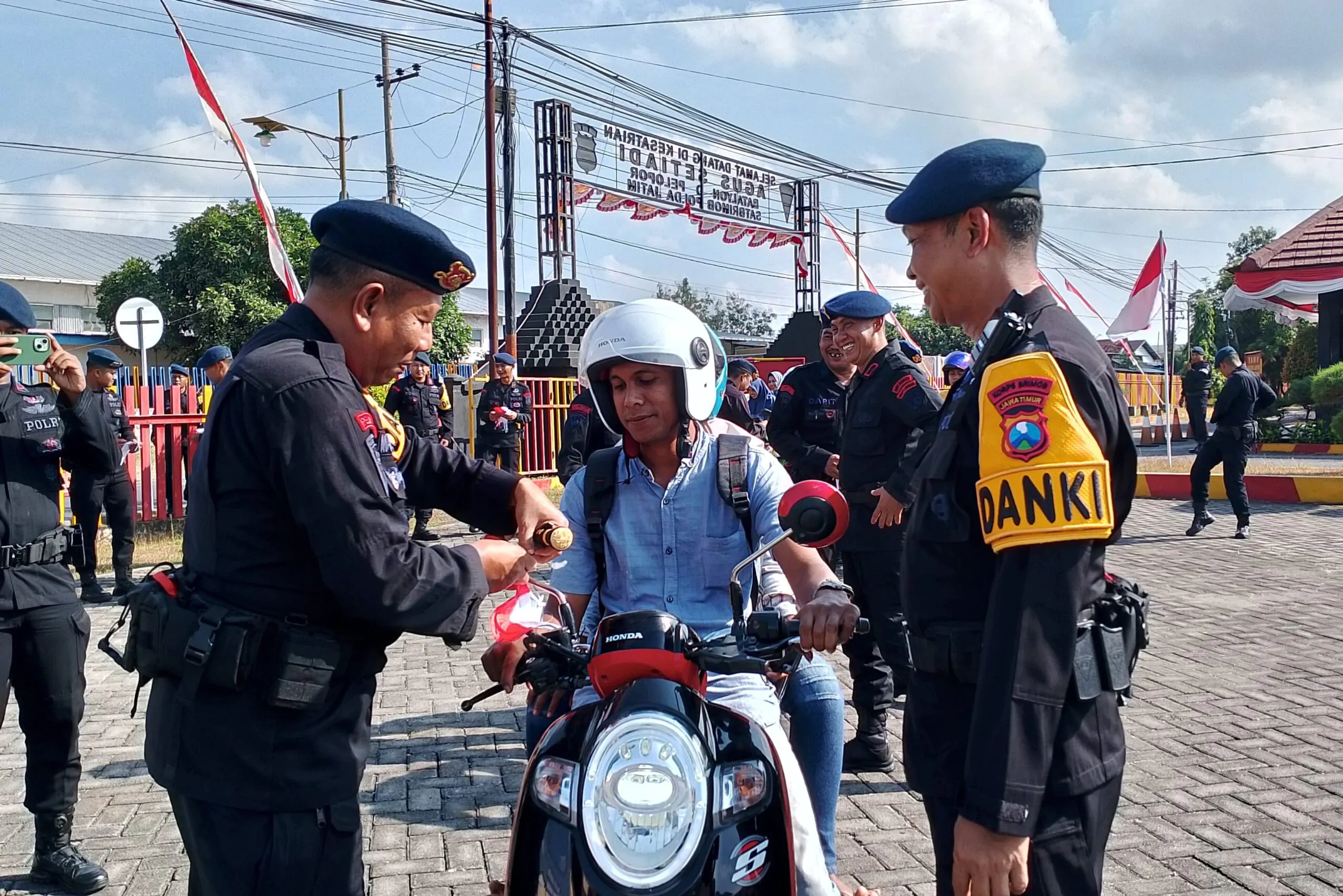 Sambut Hari Kemerdekaan RI ke – 80 Brimob Polda Jatim Berbagi 2000 Bendera Merah Putih di Pamekasan