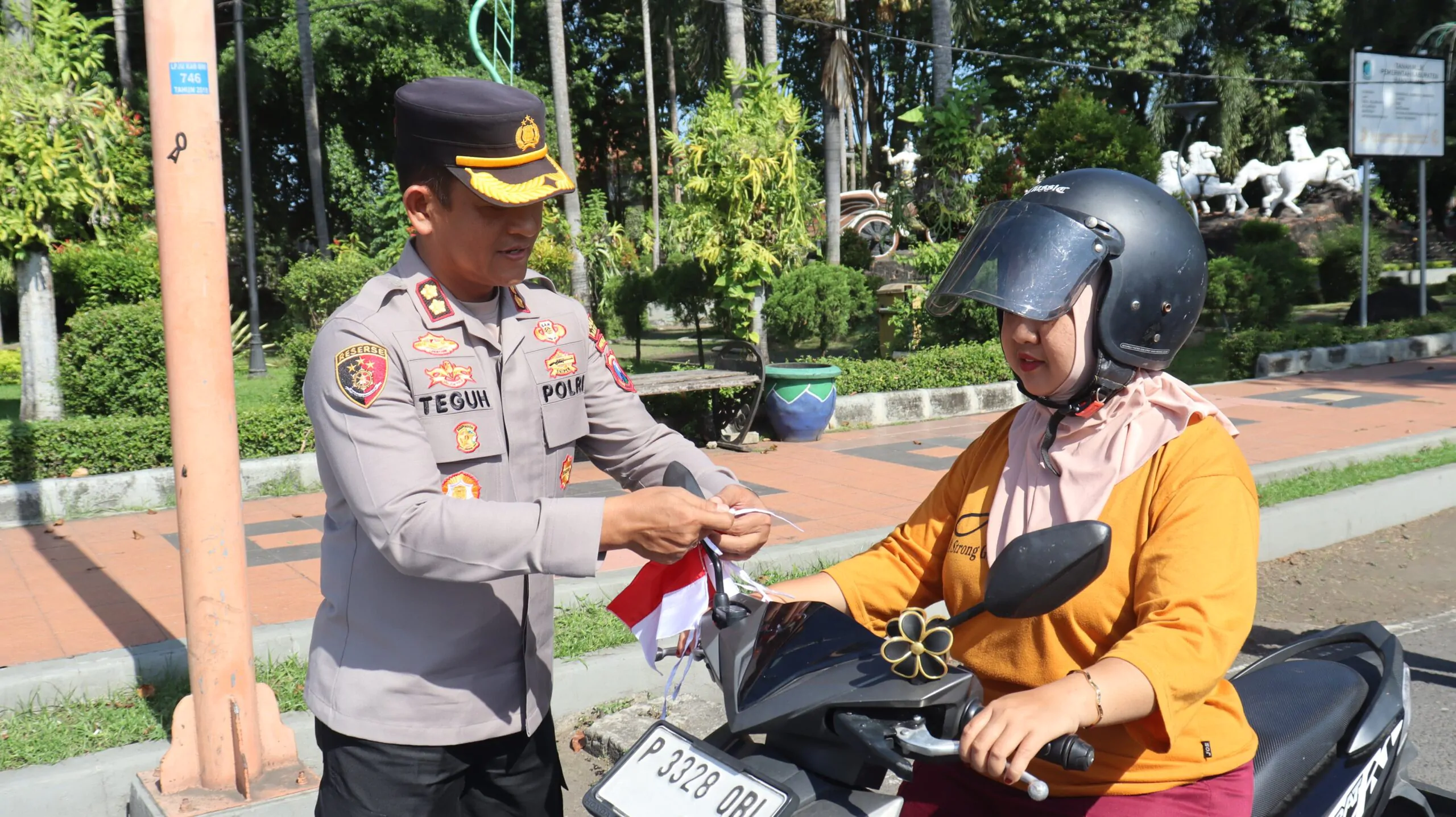 Polresta Banyuwangi Berbagi Bendera Merah Putih Sambut HUT Kemerdekaan RI ke – 80