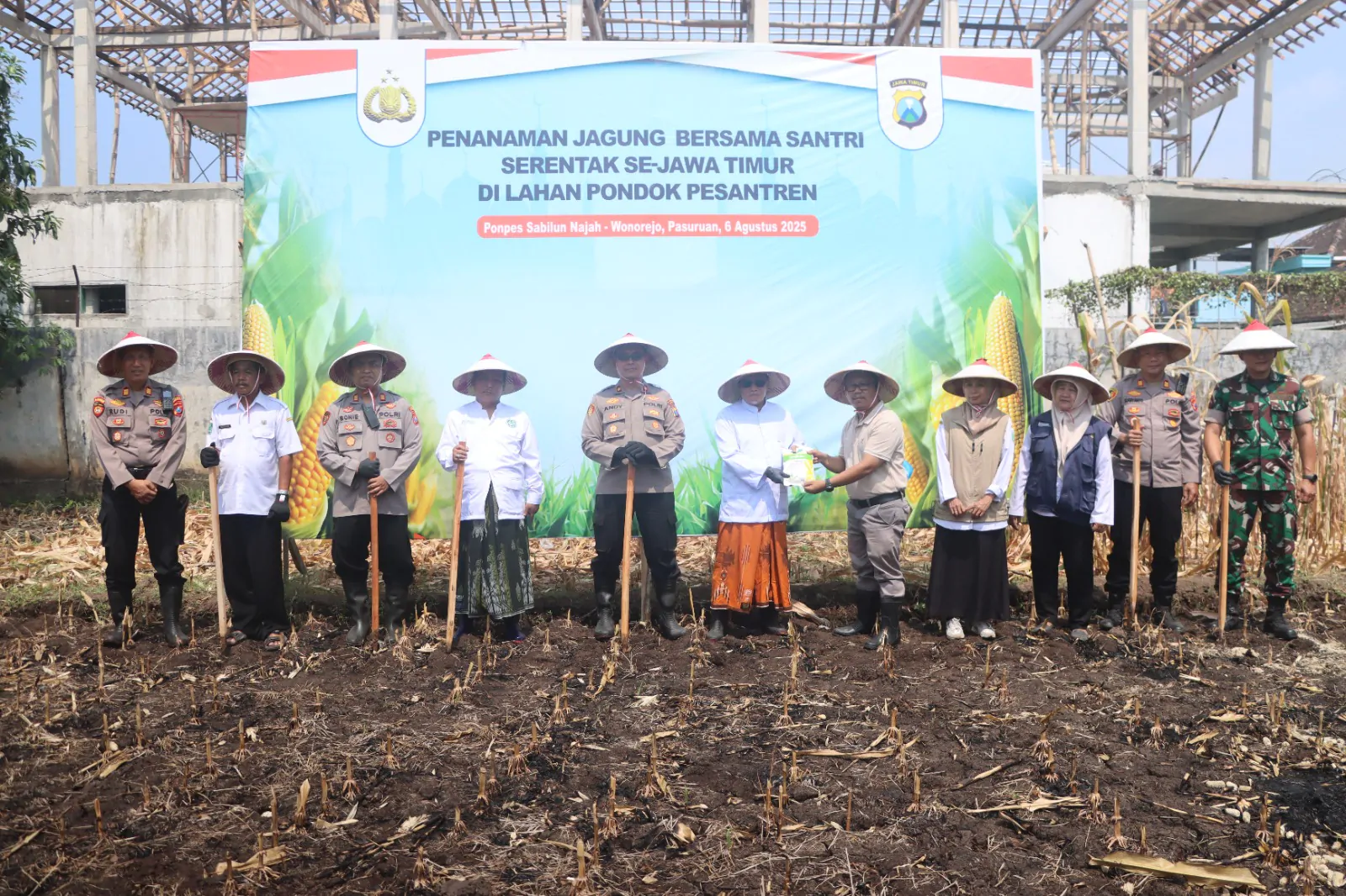 Dukung Swasembada Pangan, Polres Pasuruan Tanam Jagung Serentak Bersama Santri Ponpes Sabilunnajah