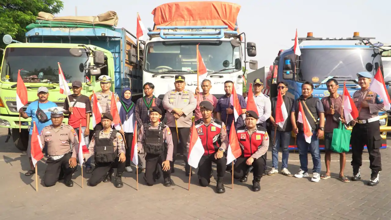Jelang HUT RI ke-80 Polres Pasuruan Gandeng Mahasiswa, LSM, dan Media Bagikan 500 Bendera untuk Supir Truk dan warga perumahan 
