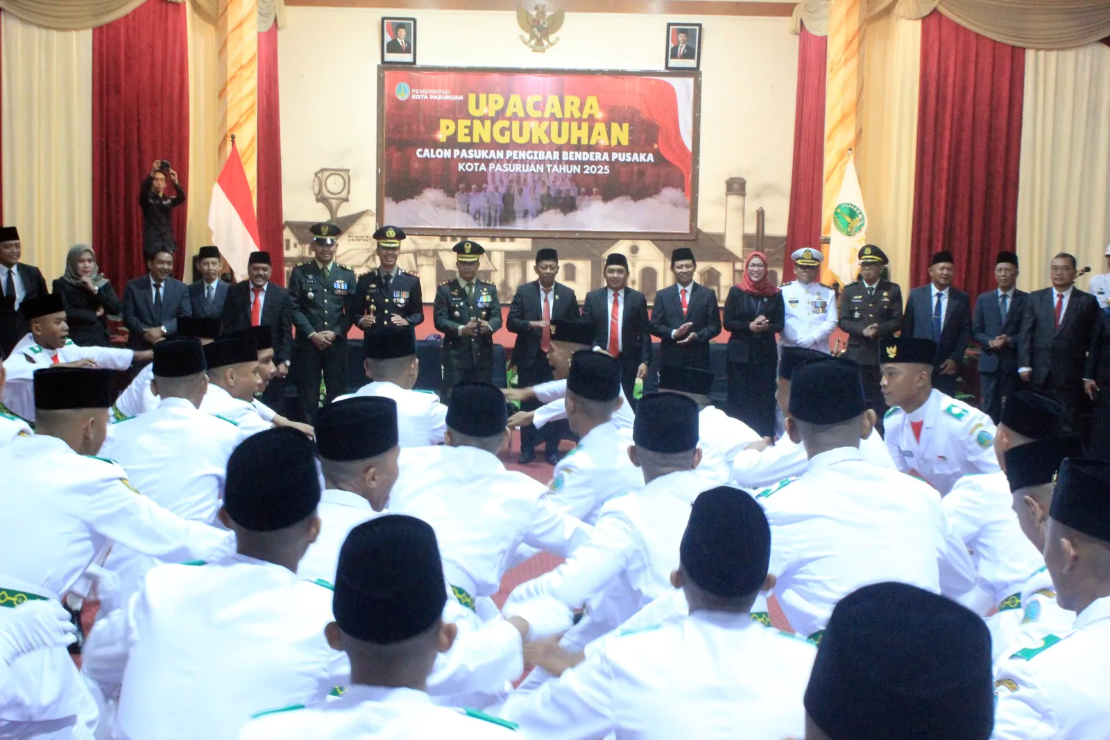 Wali Kota Pasuruan Kukuhkan Paskibraka 2025, Tanamkan Semangat Ksatria untuk Ibu Pertiwi