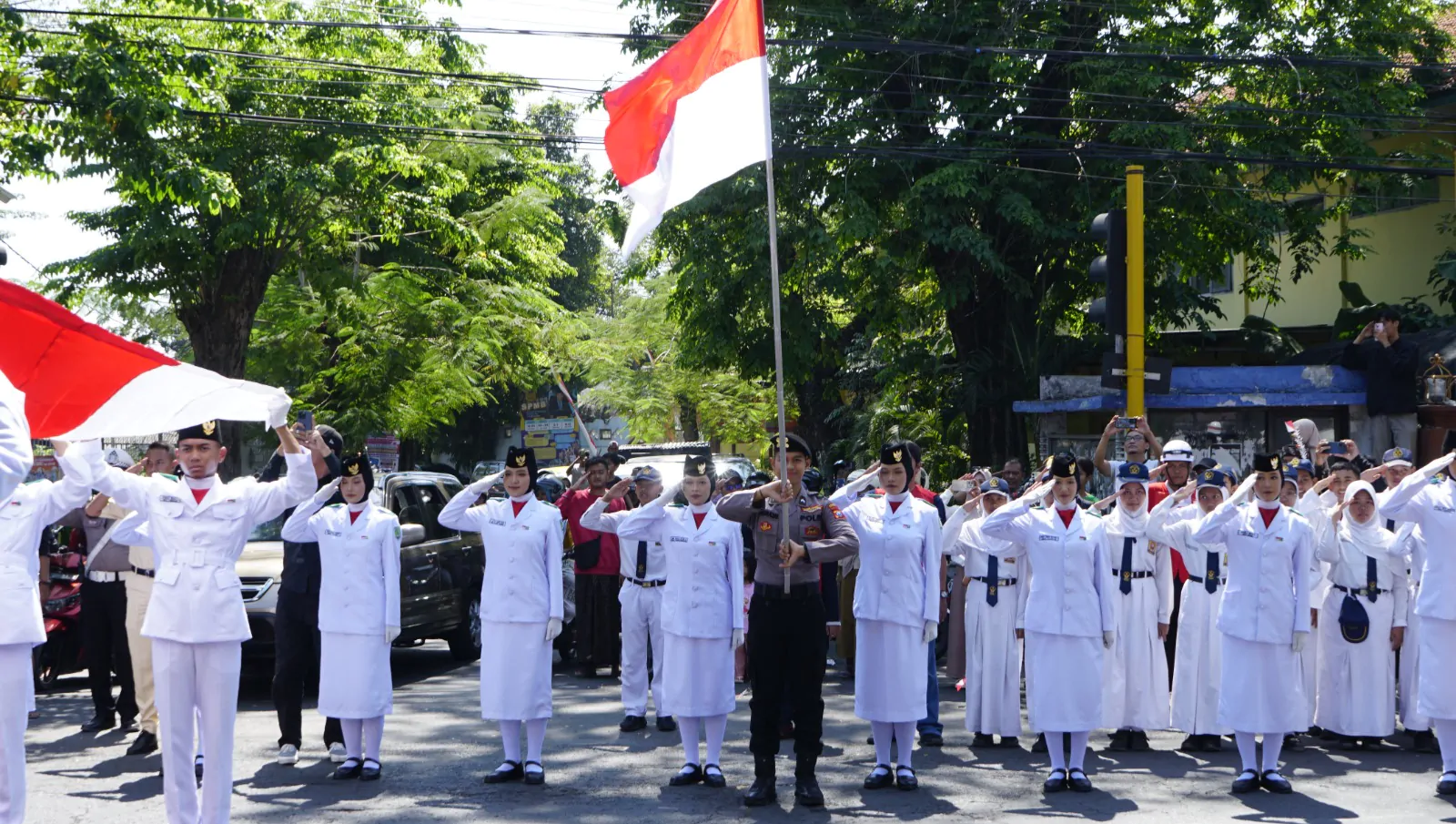 Satlantas Polres Pasuruan Gelar Upacara Detik-Detik Proklamasi di Perempatan Gudang Garam Bangil