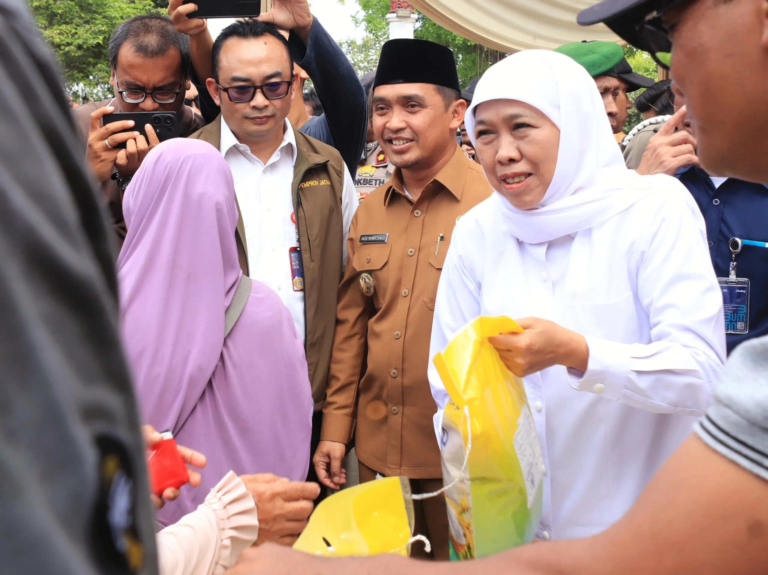 Pemprov Jatim Gelar Pasar Murah di Kota Pasuruan, Gubernur dan Wali Kota Bagikan Sembako Murah
