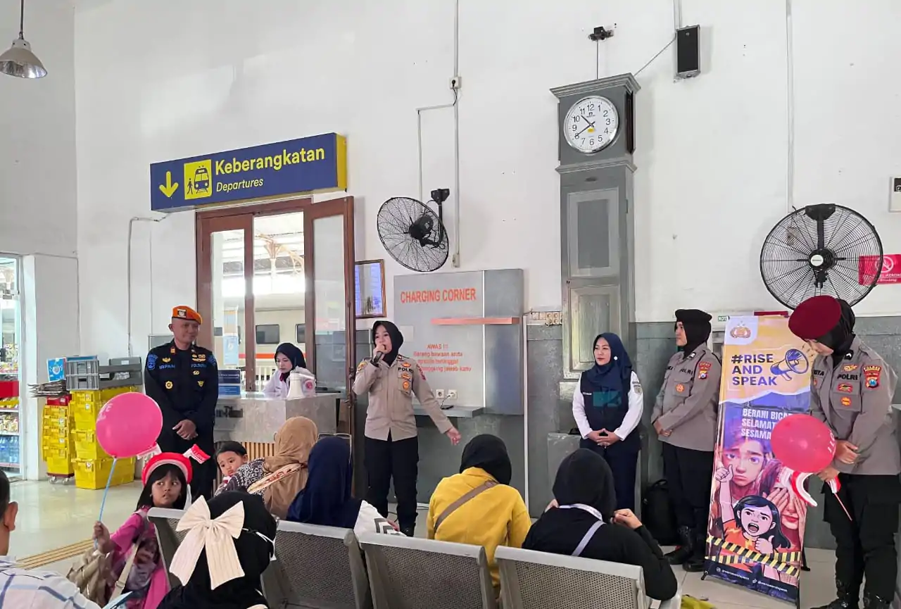 Polwan Polres Pasuruan Gelar Rise and Speak di Stasiun Bangil