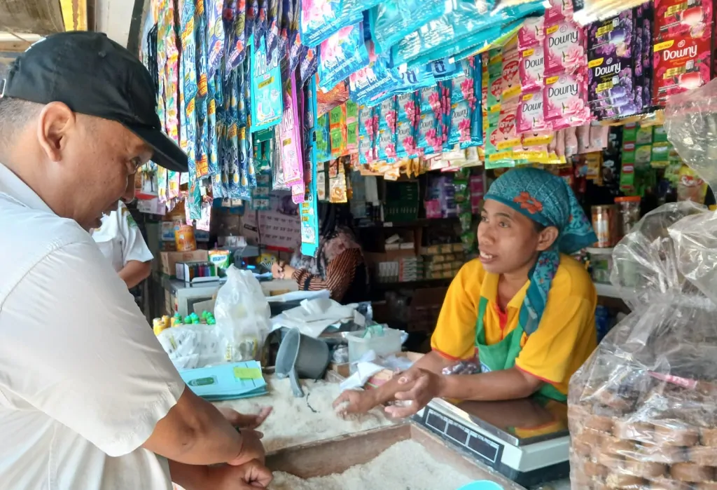 Disperindag Pasuruan Bersama Satgas Pangan Lakukan Monitoring Penjual Beras SPHP di Pasar Tradisional