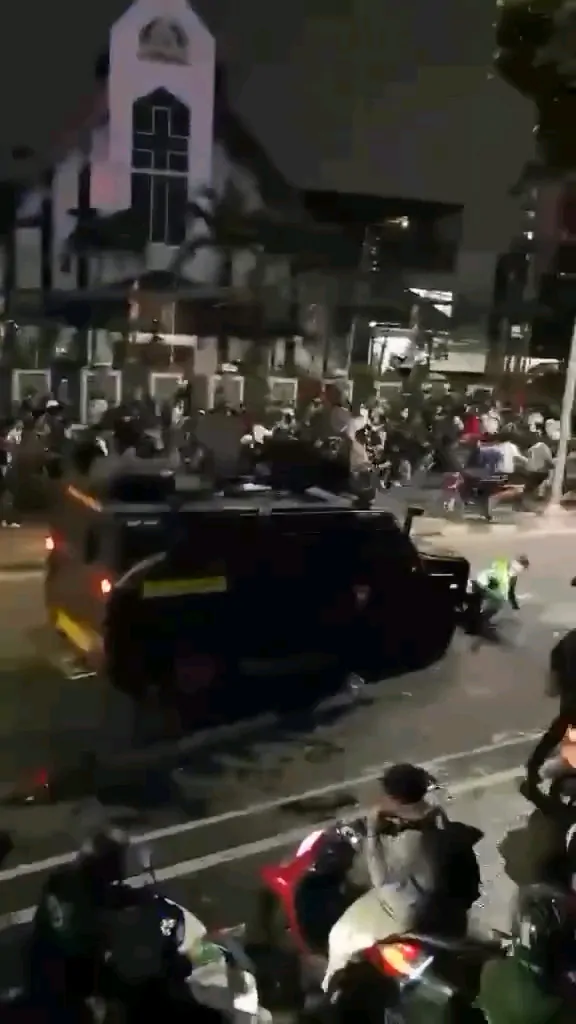 Mobil Brimob Lindas Ojol Saat Aksi di DPR, Warganet: “Nyawa Rakyat Seperti Tidak Ada Harganya!”