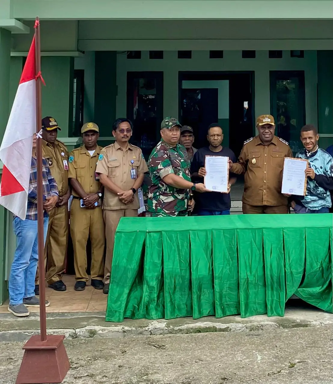Kegiatan Ikrar Setia Kepada NKRI terhadap HK (Wadanyon karef hamid Kodap IV Sorong raya) dan ES (Ketua KNPB Sektor Siwa Wilayah Aisa Raya)