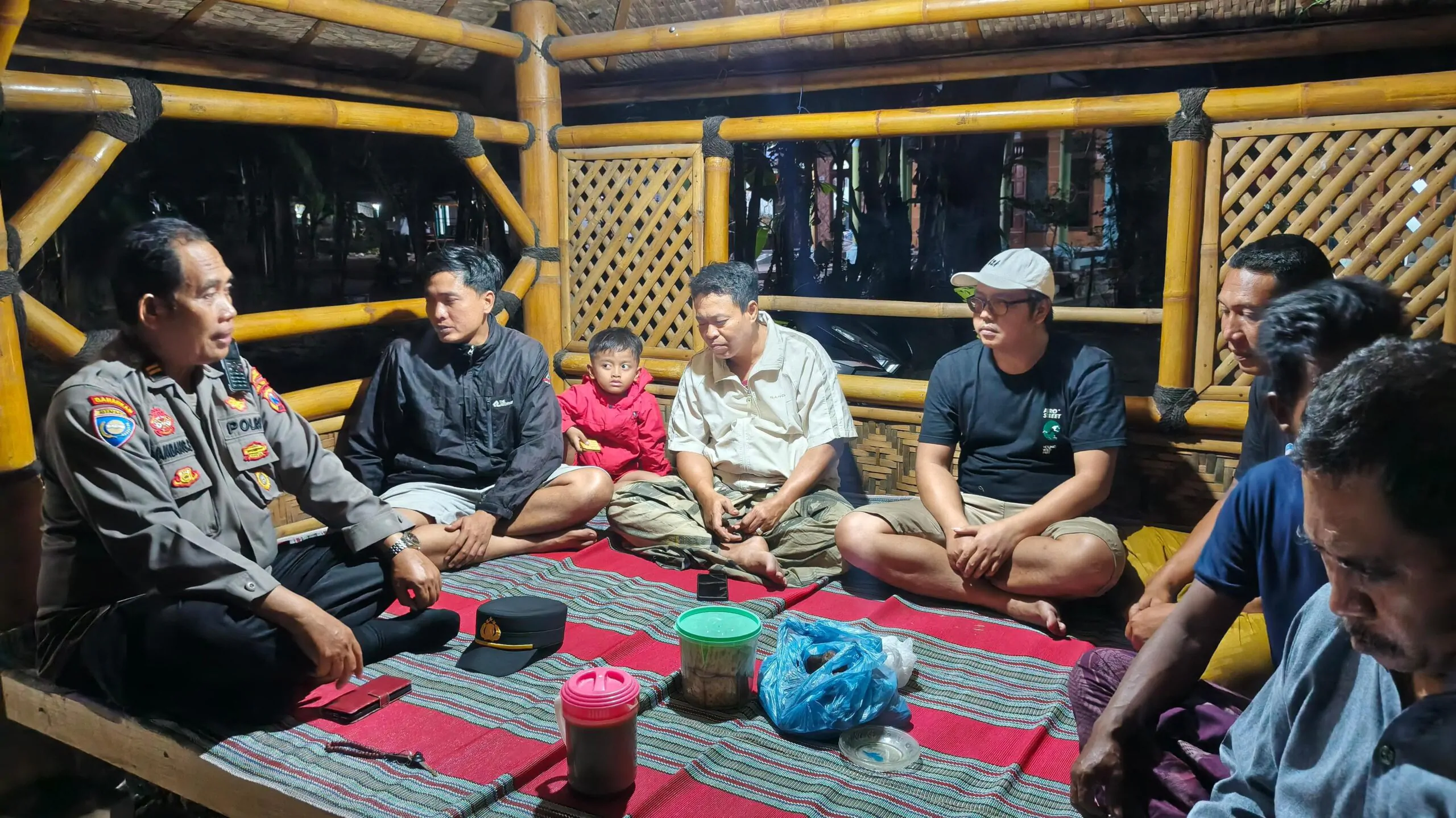 Polres Pasuruan Gelar Patroli Dialogis, Wujudkan Kamtibmas Kondusif Bersama Warga di Pos Kamling