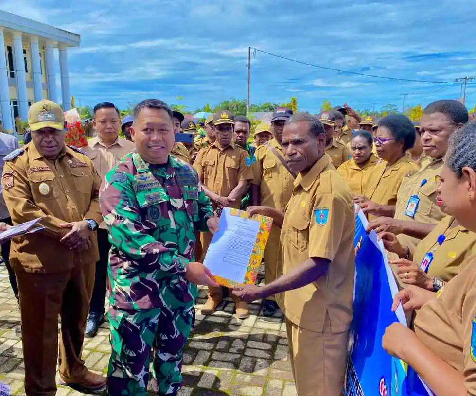 DANDIM 1809/MAYBRAT MENDAMPINGI BUPATI DAN WAKIL BUPATI MENYERAHKAN SERAGAM SEKOLAH GRATIS SECARA SIMBOLIS DI KABUPATEN MAYBRAT TAHUN 2025
