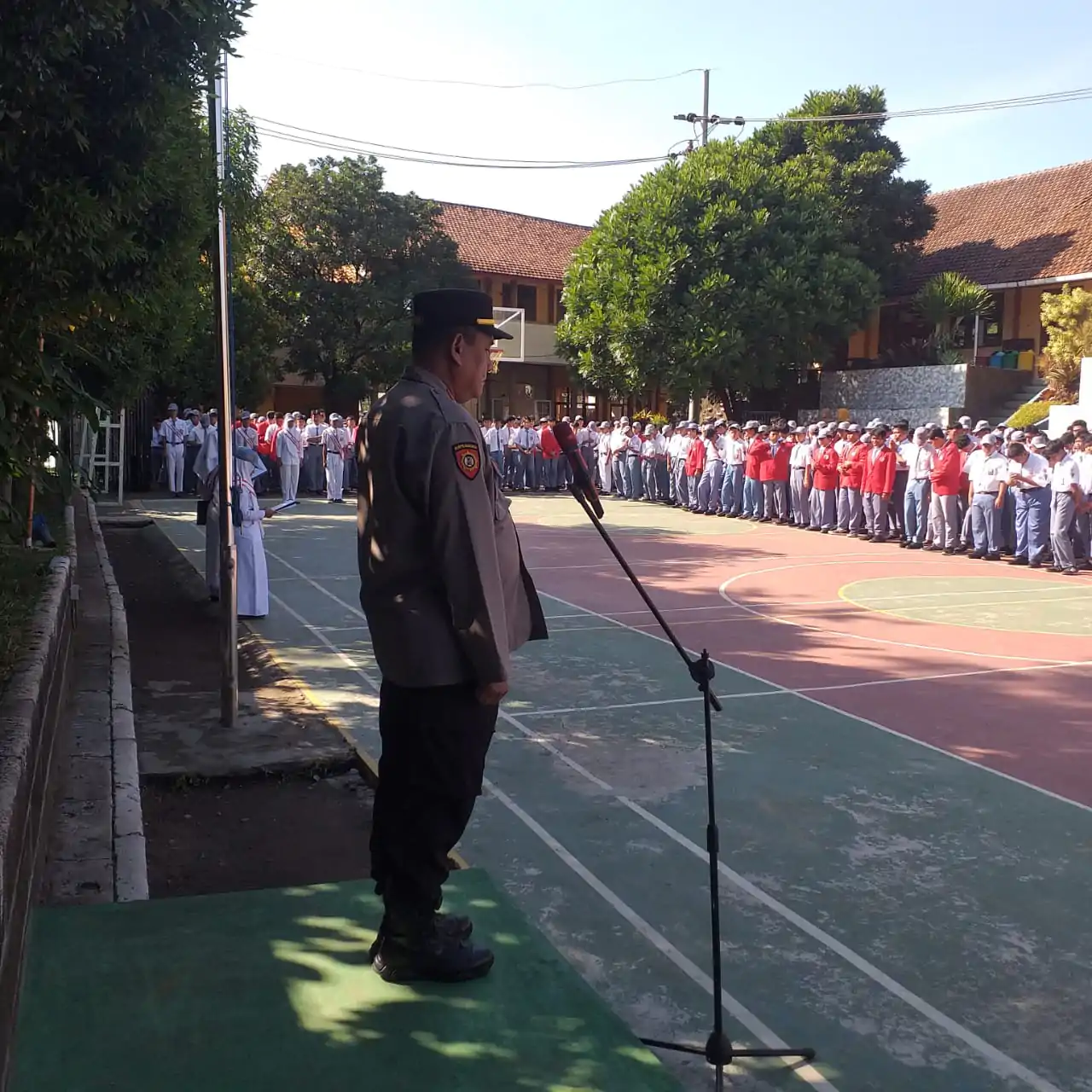 Kapolsek Prigen Jadi Komandan Upacara di SMKN 1 Prigen, Ajak Siswa Cegah Kenakalan Remaja dan Jauhi Narkoba