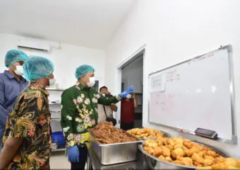 Bupati Pasuruan Rusdi Sutejo sedang Tinjau SPPG