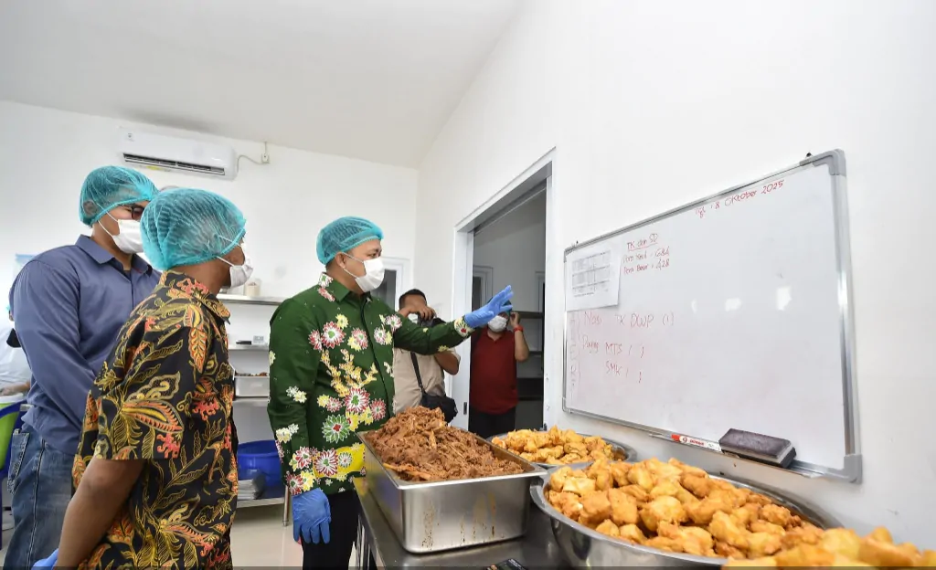 Bupati Pasuruan Tinjau Sejumlah SPPG, Pastikan Menu Sesuai Standar Gizi Nasional