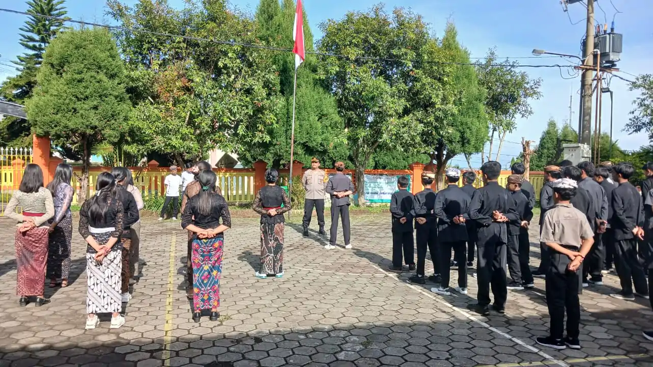 Kapolsek Tosari Jadi Pembina Upacara di SMA Baithani, Tekankan Pentingnya Disiplin dan Bijak Bermedsos