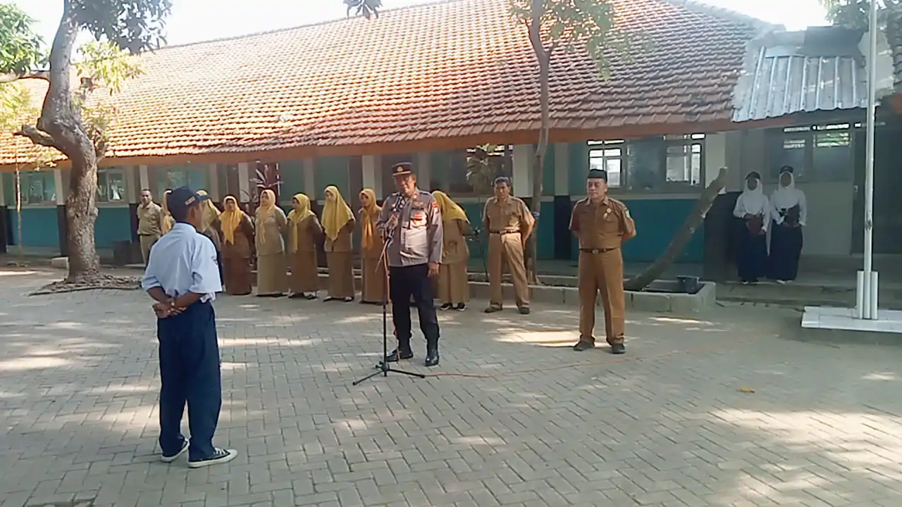 Kapolsek Wonorejo Jadi Pembina Upacara di SMPN 2 Wonorejo, Ajak Siswa Jauhi Kenakalan Remaja