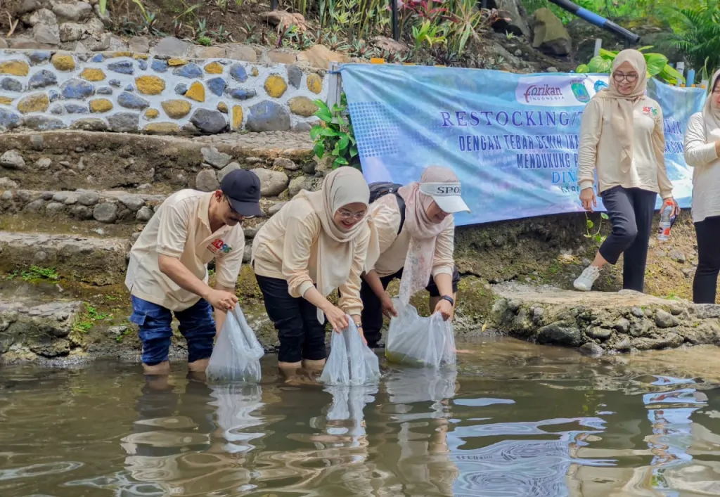 Dukung Ketahanan Pangan, Dinas Perikanan dan Forikan Pasuruan Tebar 4 Ribu Benih Ikan di Coban Binangun