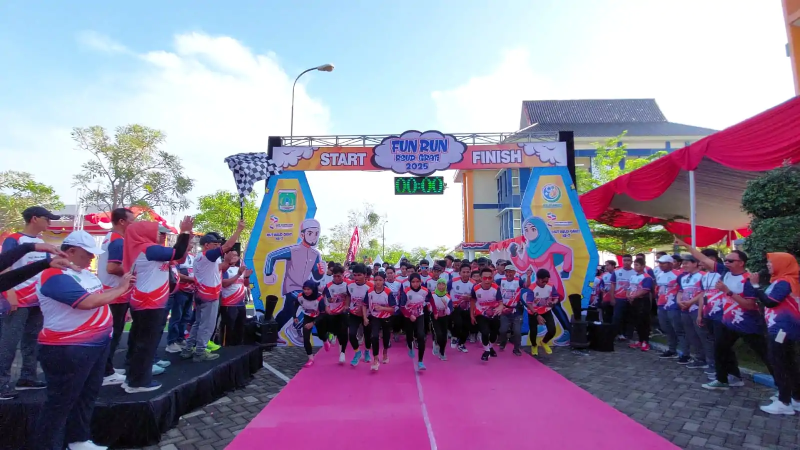 MERIAHKAN HARI SANTRI DAN HUT KE-7 RSUD GRATI , RATUSAN PELARI RAMAIKAN FUN RUN 2025