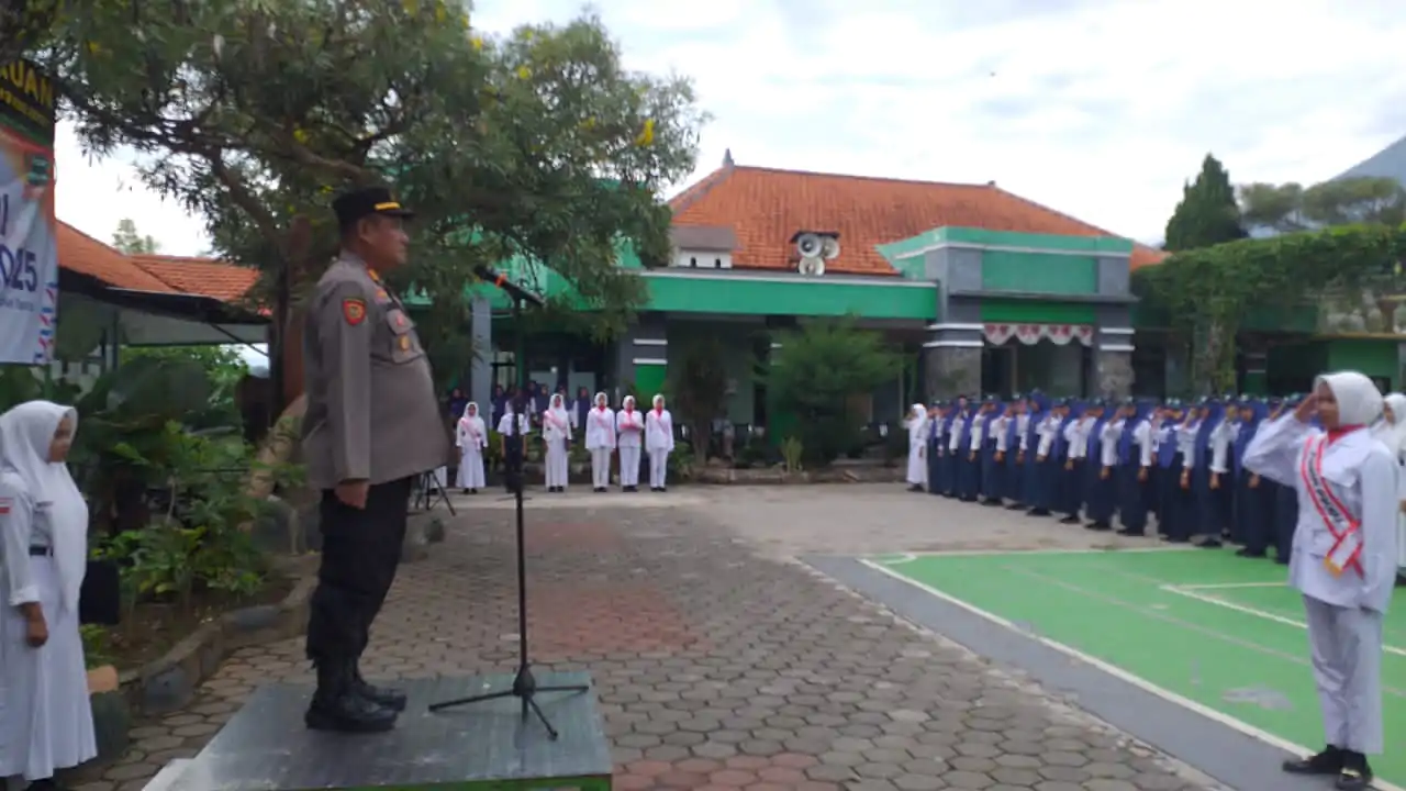 Kapolsek Prigen Jadi Pembina Upacara di MTsN 3 Pasuruan, Ajak Siswa Jauhi Kenakalan Remaja