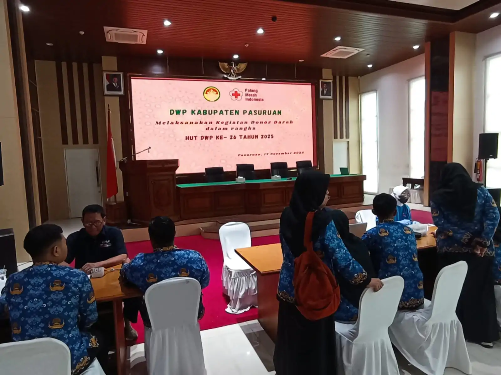 Pemkab Pasuruan Gelar Donor Darah untuk Peringati HUT DWP ke-26, Antusias ASN Membanjiri Auditorium Mpu Sindok