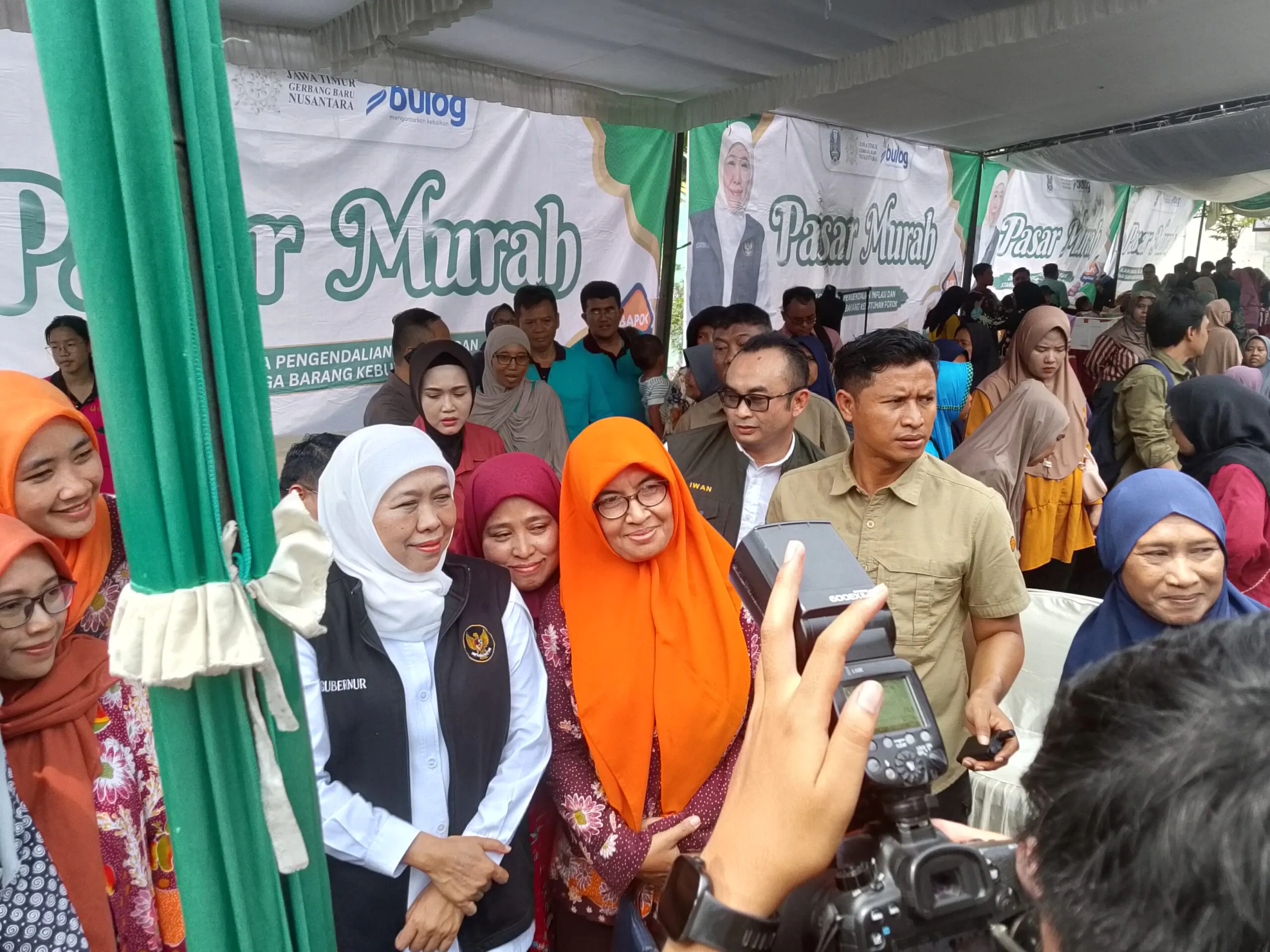 Pasar Murah Jatim di Kecamatan Beji Diserbu Warga, Khofifah Pastikan Harga Stabil dan Inflasi Terkendali