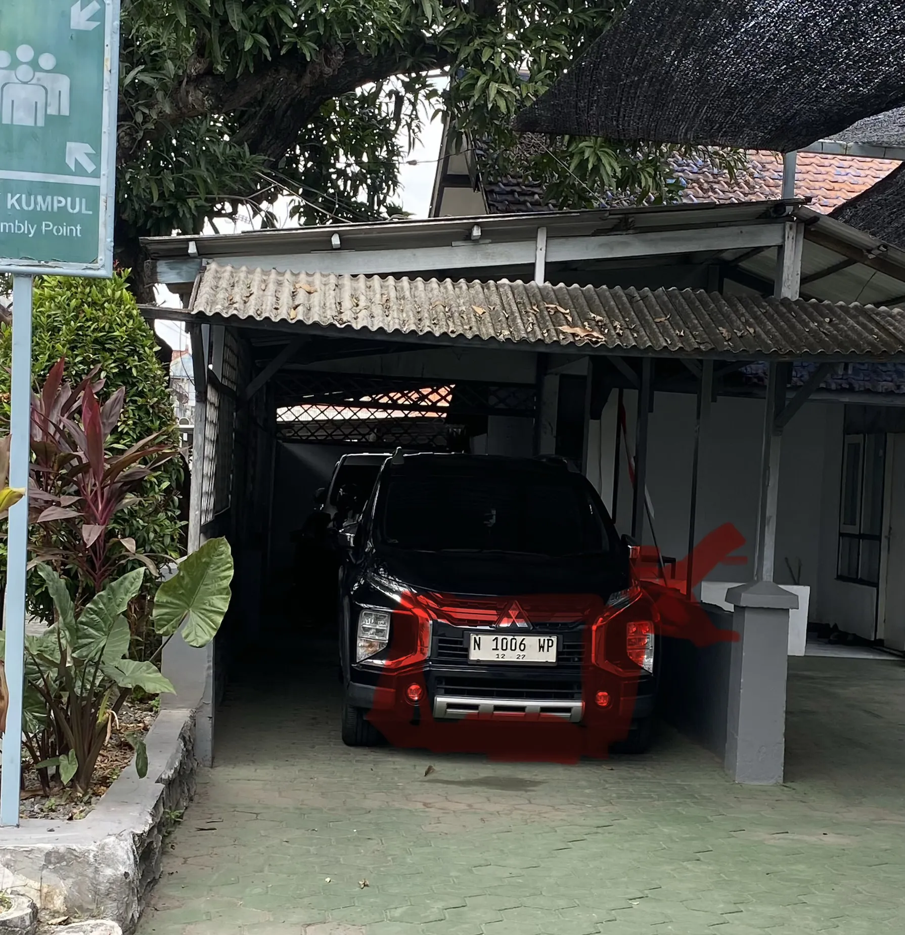 Mobil Dinas Diduga Berpelat Putih di Rumah Dinas Kalapas Pasuruan, Publik Pertanyakan Kepatuhan Hukum Kepala Lapas