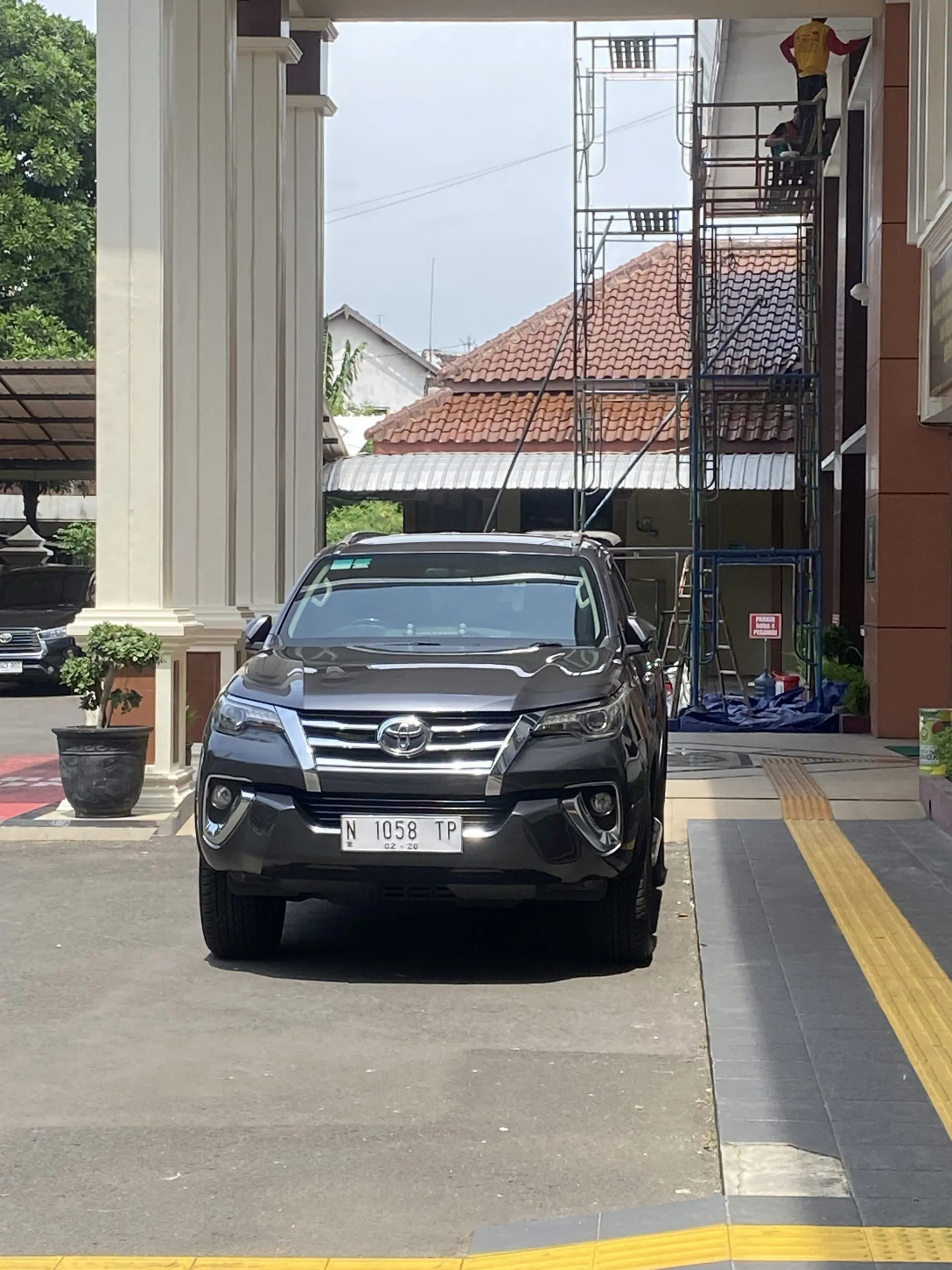 Disorot Keras! Ketua PN Bangil Diduga Abaikan Aturan, Mobil Dinas Fortuner Masih Gunakan Pelat Putih Meski Sudah Diingatkan