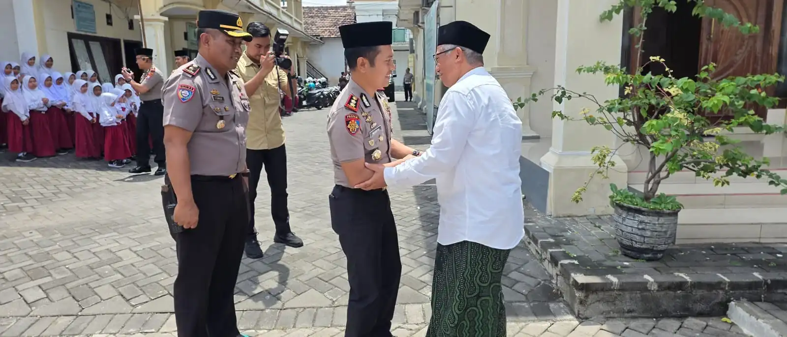 Kapolres Pasuruan Silaturahmi ke Pengasuh Ponpes Cangaan II Bangil