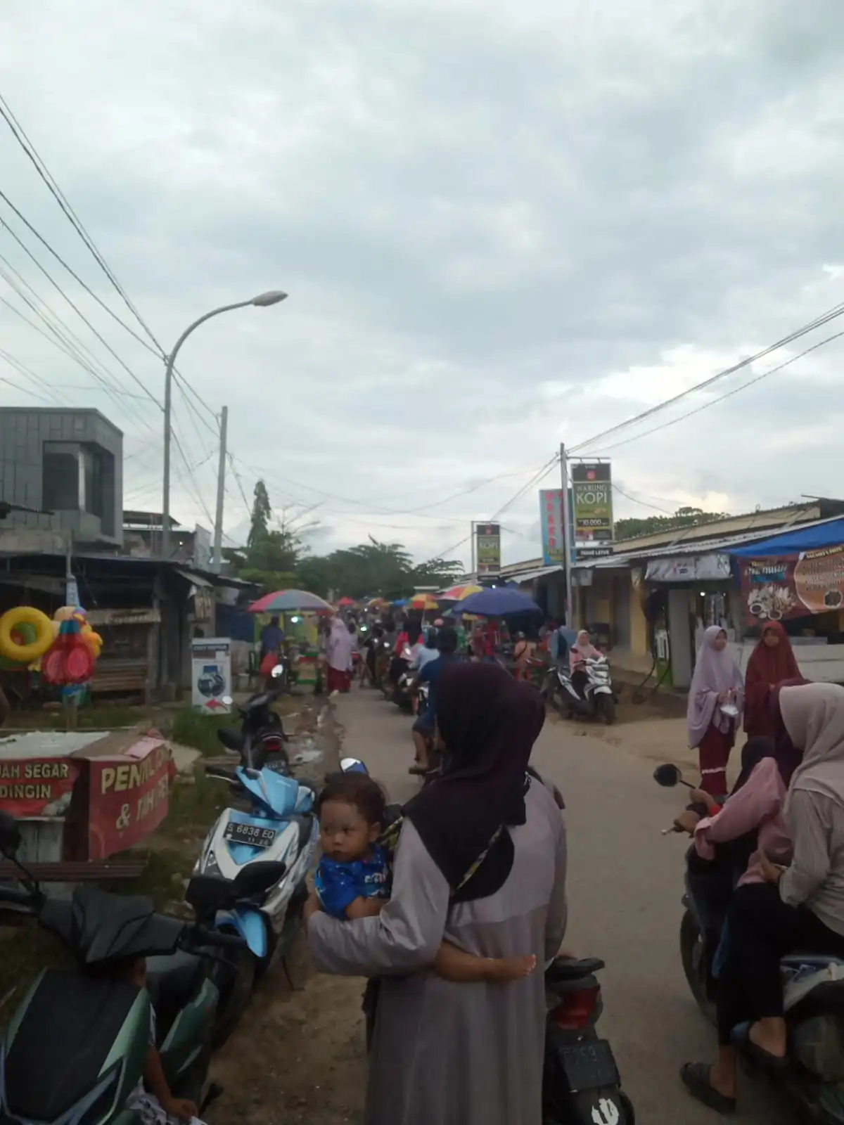 Berburu Takjil Bulan Ramadhan di Pasar Layur Desa Banjarjo