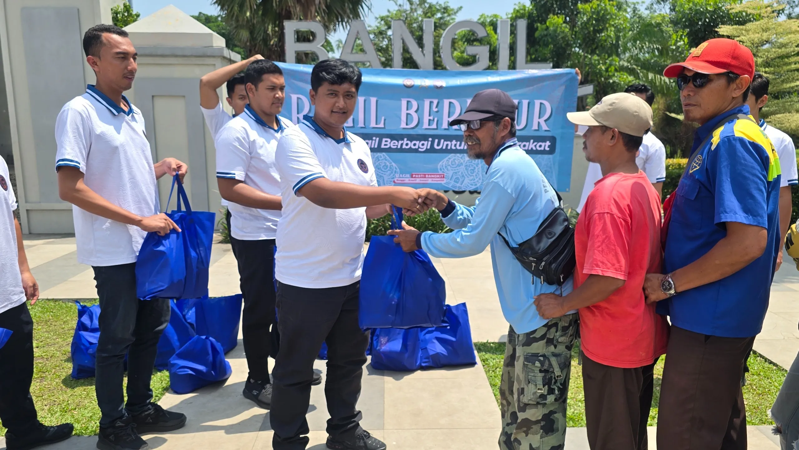 Rutan Bangil Gelar Bakti Sosial di Alun-Alun Bangil, Bagikan Bantuan kepada Masyarakat Jelang Idul Fitri”